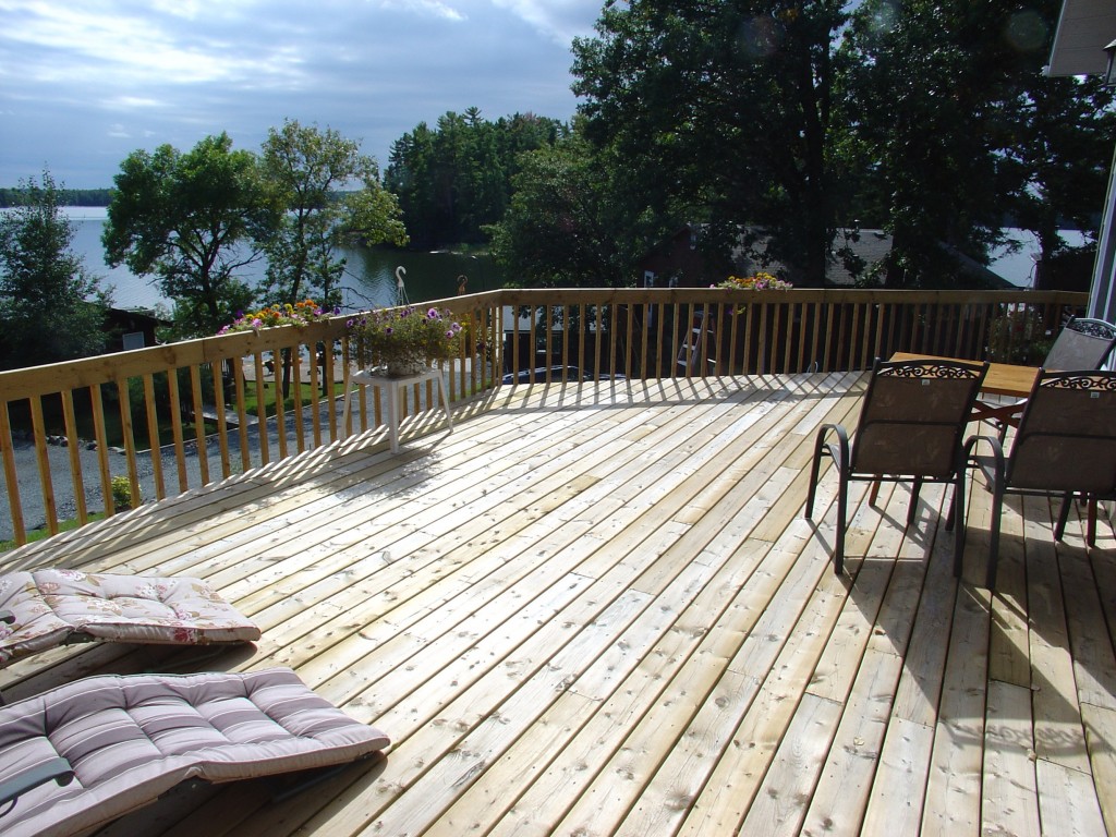 dining-room-deck-vrbo